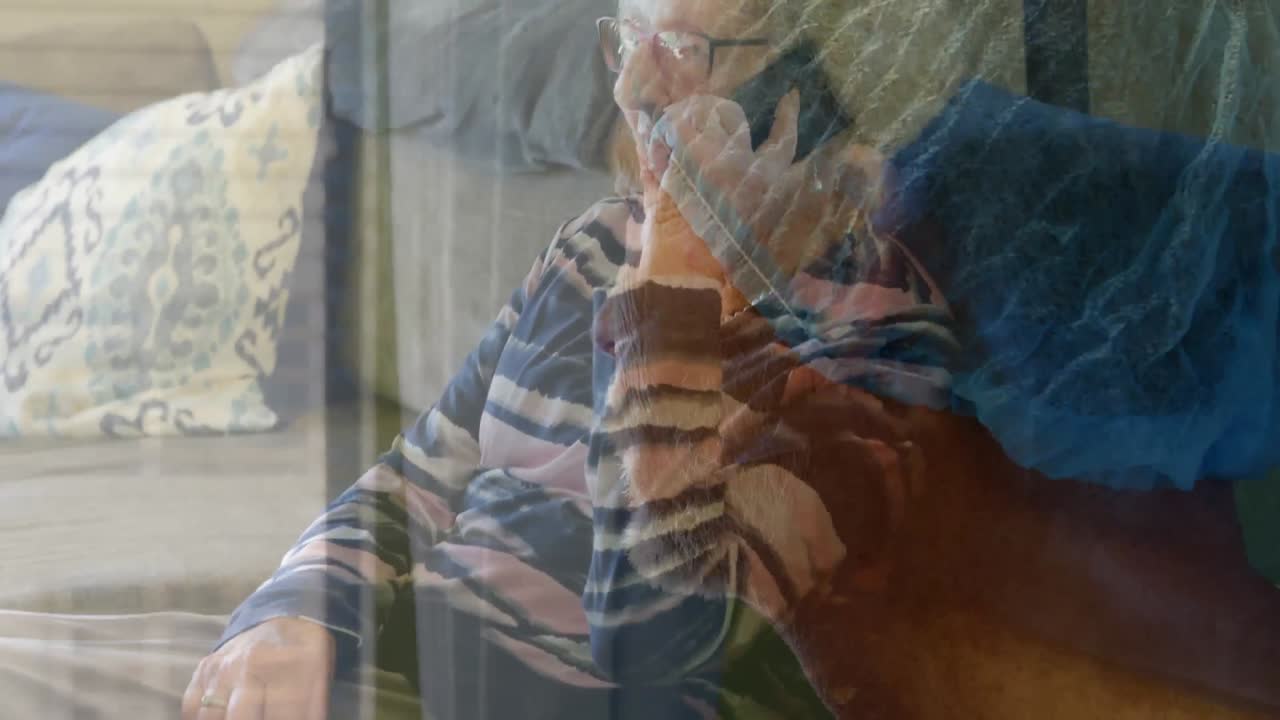 animación de cirujanos en la sala de operaciones sobre mujeres mayores caucásicas.