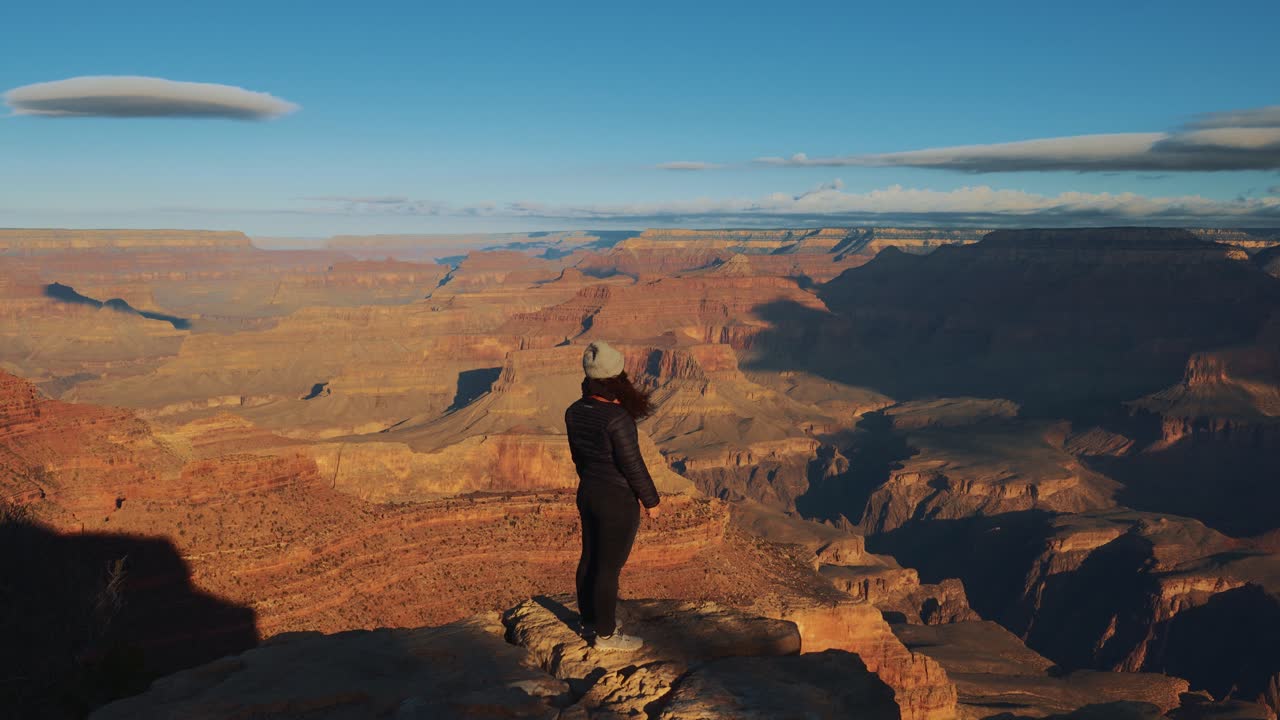una joven de pie en el gran cañón, arizona