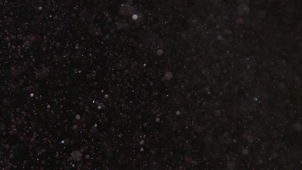 검은 바탕에 폭발하는 현실적인 반이는