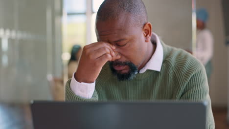 Laptop,-Stresskopfschmerzen-Und-Geschäftsmann-Beim-Tippen