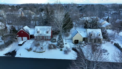 Foto-De-Camión-De-Casas-De-Cape-Cod-Cubiertas-De-Nieve-Invernal