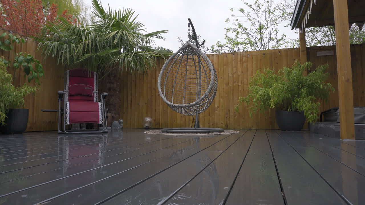 doccia estiva in un giardino moderno inglese.