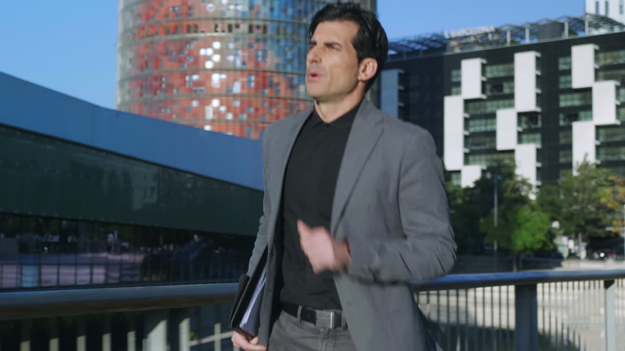 서두르며 거리를  ⁇ 고 있는 사업가. 바쁜 경영자가 일에 늦습니다.