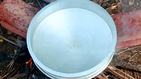 el fuego se enciende y la olla se coloca en el horno para calentar , almeja negra masala curry, al aire libre tradicional, almejas negras cocinar, contaminación , masala , ladrillo