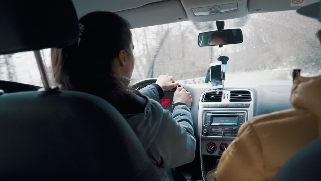 겨울 에 자동차 를 운전 하는 여자
