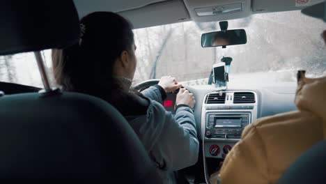 mujer conduciendo un coche en invierno