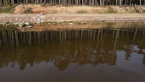 Rote-Sandsteinfelsen-An-Der-Ostseeküste-Veczemju-Klintis-Luftaufnahme