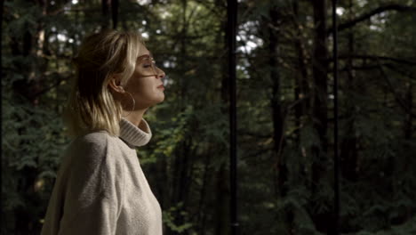 chica con sensación de relajación en el bosque profundo