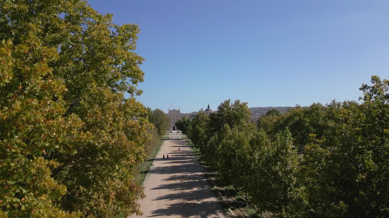 ascent and subsequent frontal flight with drone on the Coroneles highway in Aranjuez, the road that reaches the Royal Palace, we fly near the trees and discover the surroundings