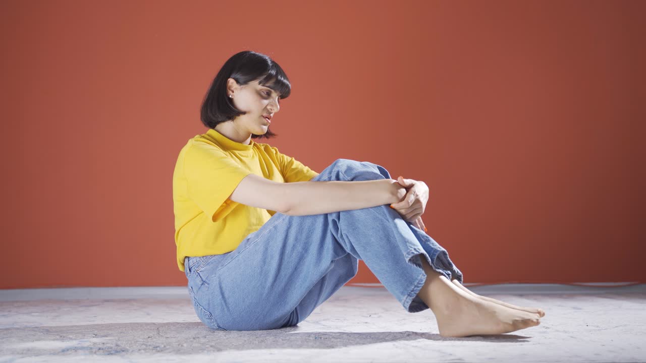 슬 ⁇ 에 빠진 여성은 우울증으로 고통받고 있습니다.