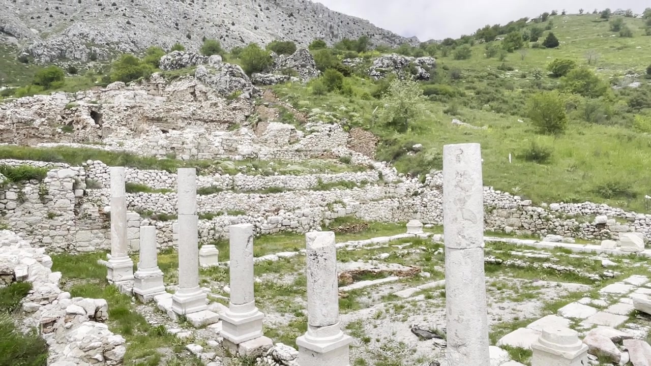 Valkoisista marmoripylväistä koostuva pylväskäytävä Sagalassoksen arkeologisella alueella turkkilaisella vuorenrinteellä