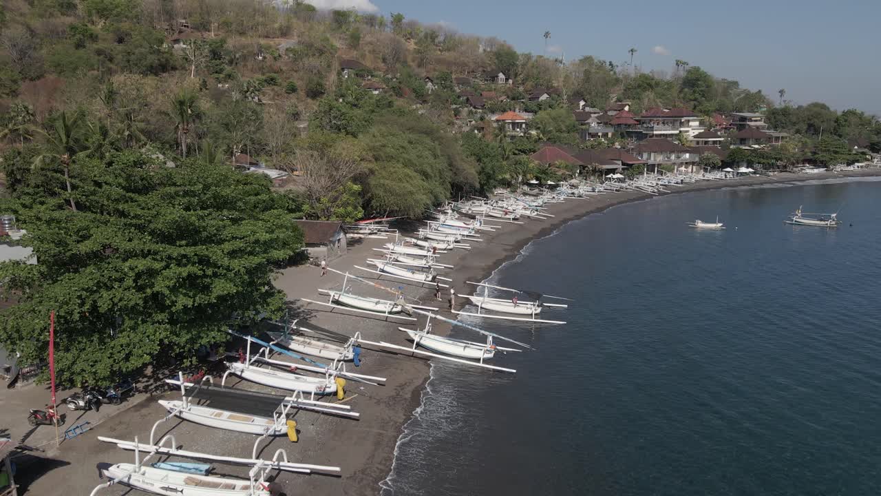 las tradicionales canoas de arrastre en la playa de guijarros de bali, el paso aéreo