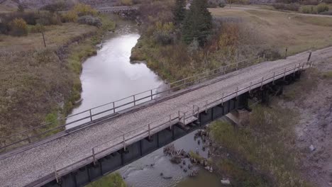 el puente ferroviario fuera de servicio es un sendero en las tierras baldías de alberta