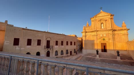 Explore-Las-Calles-Históricas-De-La-Ciudadela-De-Gozo,-La-Arquitectura-Barroca-Y-Las-Vistas-Mediterráneas-En-La-Fortaleza-Medieval-De-Malta.