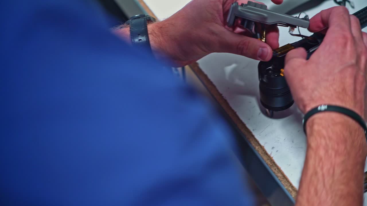 técnico experto en reparación de drones rotos y dañados