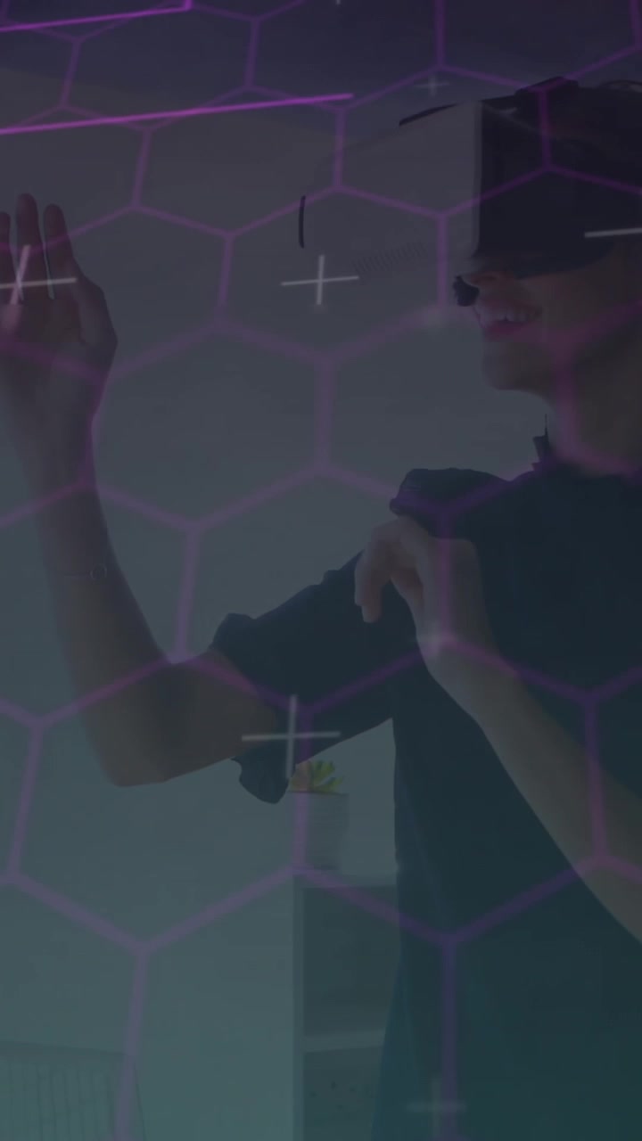 Animazione di scie di luce viola con esagoni su una donna che indossa un visore VR e muove le mani