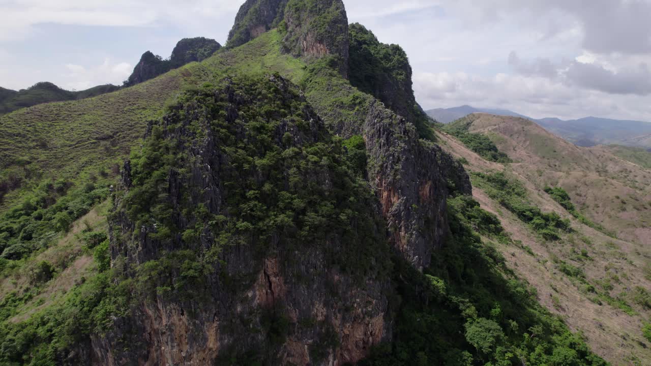Una impresionante toma con dron captura la imponente belleza de las formaciones geológicas y los picos de piedra caliza en un entorno natural sereno