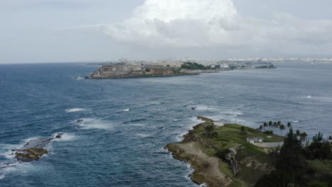 Toma-Aérea-Suave-Sobre-La-Isla-De-Cabra-Puerto-Rico---Una-Antigua-Colonia-De-Leprosos-Ahora-Un-área-De-Recreación