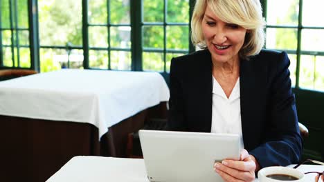 mujer de negocios usando tableta digital 4k