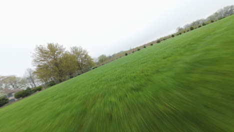 Vuelo-Rápido-Sobre-El-Camino-En-El-Jardín-De-La-Casa-Y-Huerto-Privado-De-Duraznos-En-El-Campo