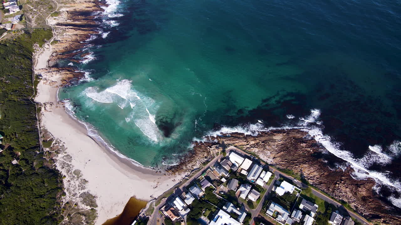 playa de surf y laguna en la popular ciudad de vacaciones onrus, sudáfrica