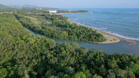 desembocadura del río muñoz con agua que fluye hacia el océano atlántico en puerto plata, república dominicana