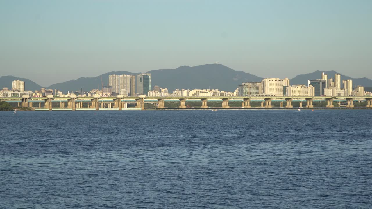 화창한 날 서울 한강을 건너는 먼 잠실대교