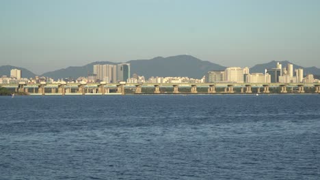 Ferne-Jamsil-Brücke,-Die-Den-Han-Fluss-In-Der-Stadt-Seoul-An-Einem-Sonnigen-Tag-überquert