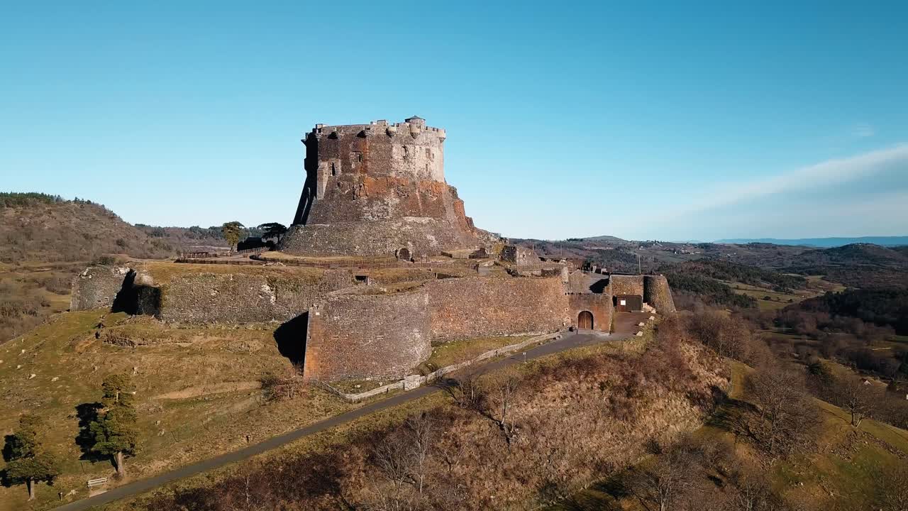 Ripresa con drone intorno al Castello di Murol in Alvernia in una giornata invernale di sole, dipartimento del Puy-de-Dôme, regione Alvernia-Rodano-Alpi, campagna francese.