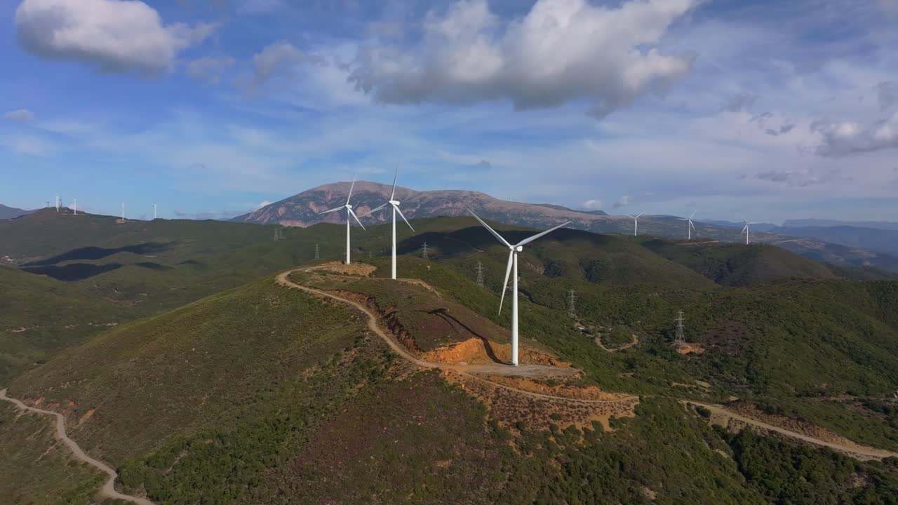 Vista de drone de aerogeradores em terreno remoto, Grécia.