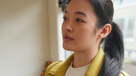 일하러 가거나 도시를 방문하는 지하철에 앉아있는 젊은 여성의 근접 사진 1