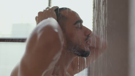 hombre tomando una ducha.