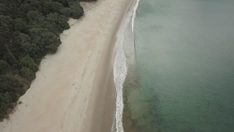 Olas-Tranquilas-En-Una-Playa-En-Nueva-Zelanda-En-La-Bahía-De-Islas