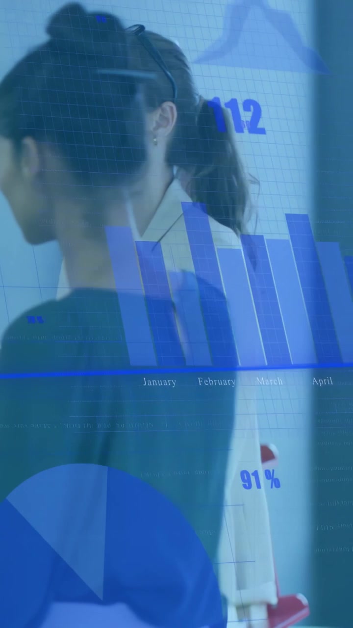 Video verticale: Due impiegati camminano accanto a una vetrata, si fermano, con grafici blu che si allineano ai loro busti, per il settore finanziario.