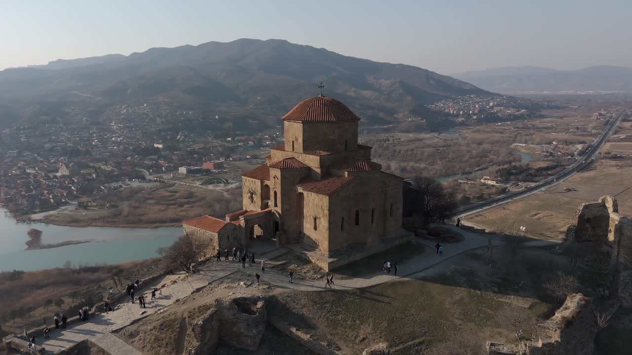 Riprese aeree di un monastero a Mtskheta, Georgia: antica chiesa in cima alla collina e valle fluviale