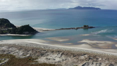 Toma-Aérea-Panorámica-Del-Hermoso-Paisaje-De-Playa-De-Mangawhai