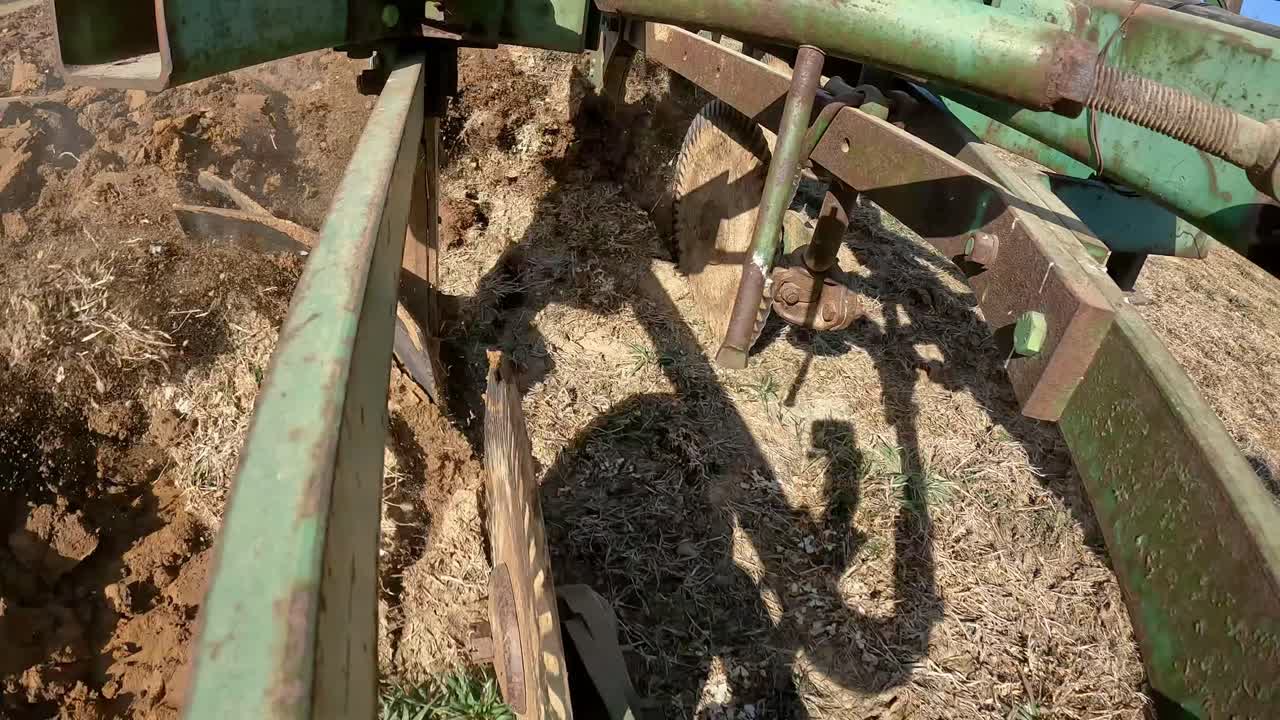 cerca en el disco y el cincel del arado mientras se corta y gira la tierra