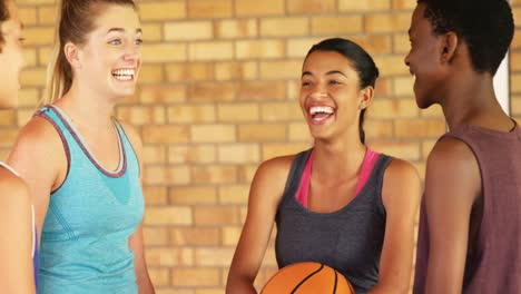 Niños-De-Secundaria-Divirtiéndose-En-La-Cancha-De-Baloncesto