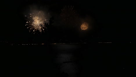 Riesiges-Feuerwerk-Auf-Dem-Meer