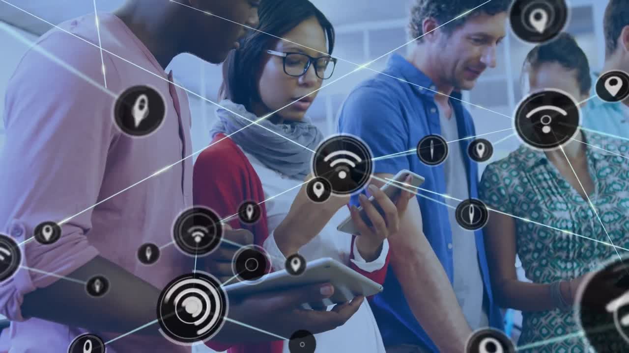 animación de una red de iconos digitales contra hombres y mujeres diversos discutiendo en la oficina