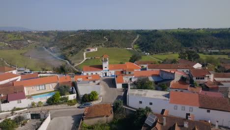 Tiro-Aéreo-Típico-De-Un-Pueblo-Portugués-En-Cámara-Lenta