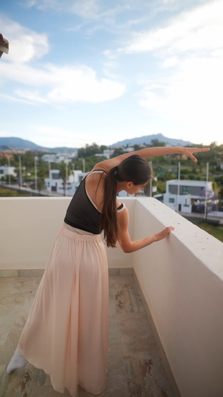 발코니 에서 연습 하는 발레 댄서