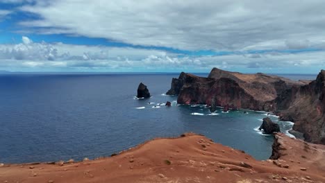 Vuele-Sobre-Miradouro-Da-Ponta-Do-Faso-Con-Vistas-A-Ponta-Do-Castelo-En-La-Isla-De-Madeira,-Portugal