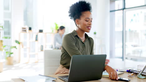 mujer de negocios negra, computadora portátil
