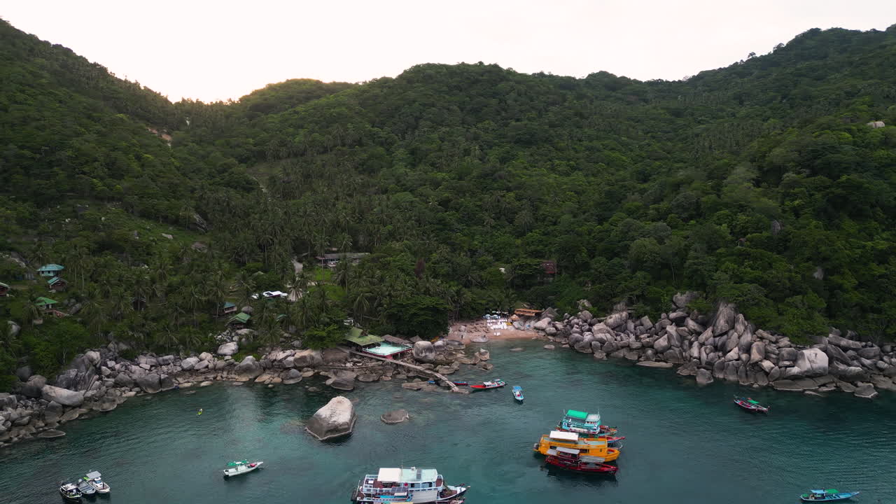 태국의 코타오 섬 (koh tao island) 은 다이빙과 바다의 순수한 물을 위한 유명한 여행지입니다.