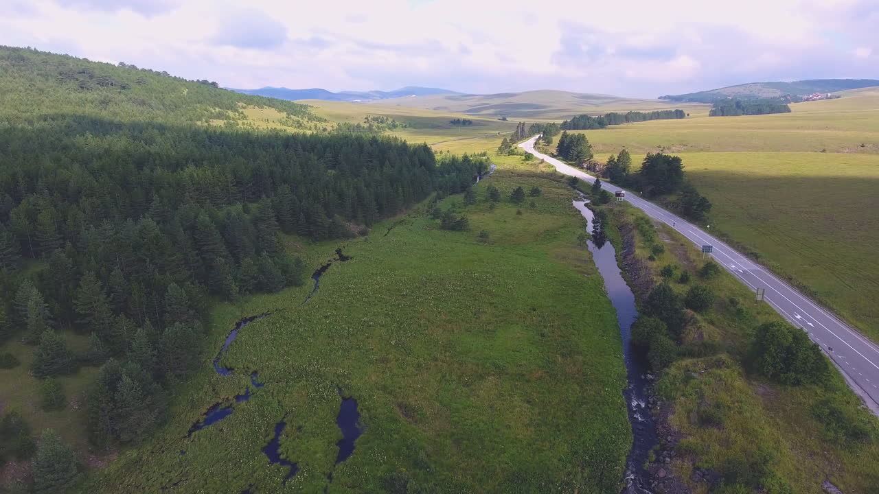 viajando hacia los paisajes siberianos por carretera con la increíble vista del río y el bosque, una vista de drones