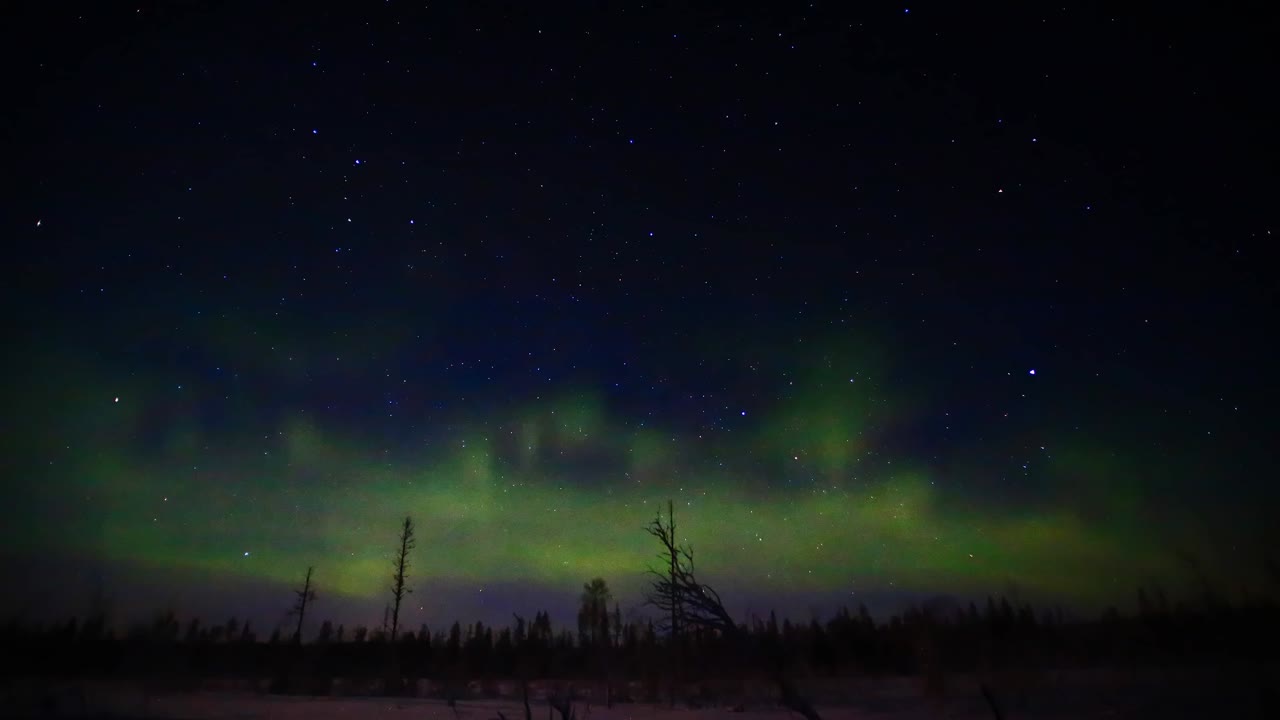 vista de gran ángulo de la aurora pulsante