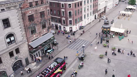 Gammeltorv-Square-in-Copenhagen-at-rush-hour,-with-a-bustling-pedestrian-street-filled-with-people