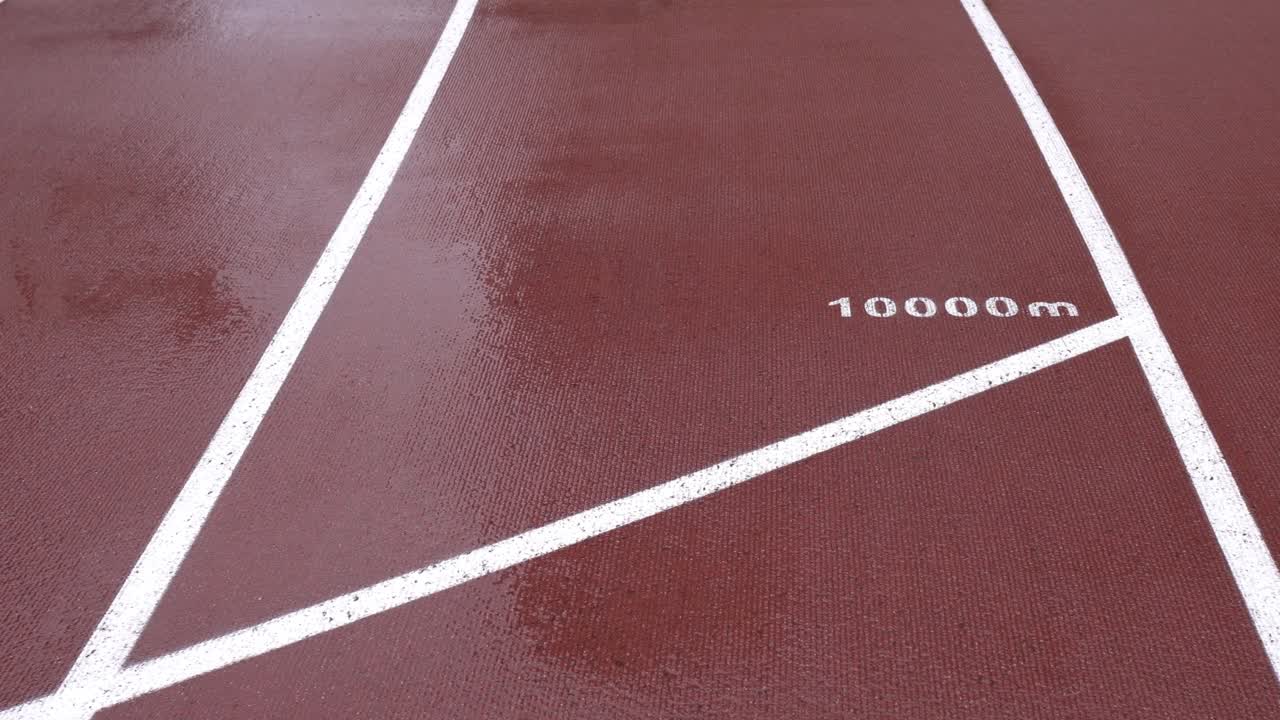 비가 내리는 날, 경기장 안의 육상 트랙, 그라운드 마크 10000m.
