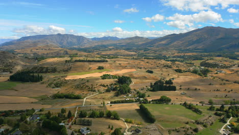 Establecimiento-De-Un-Clip-Aéreo-Del-Interior-Del-País-Cerca-De-Queenstown,-Nueva-Zelanda,-Desde-La-Pintoresca-Carretera-Crown-Range